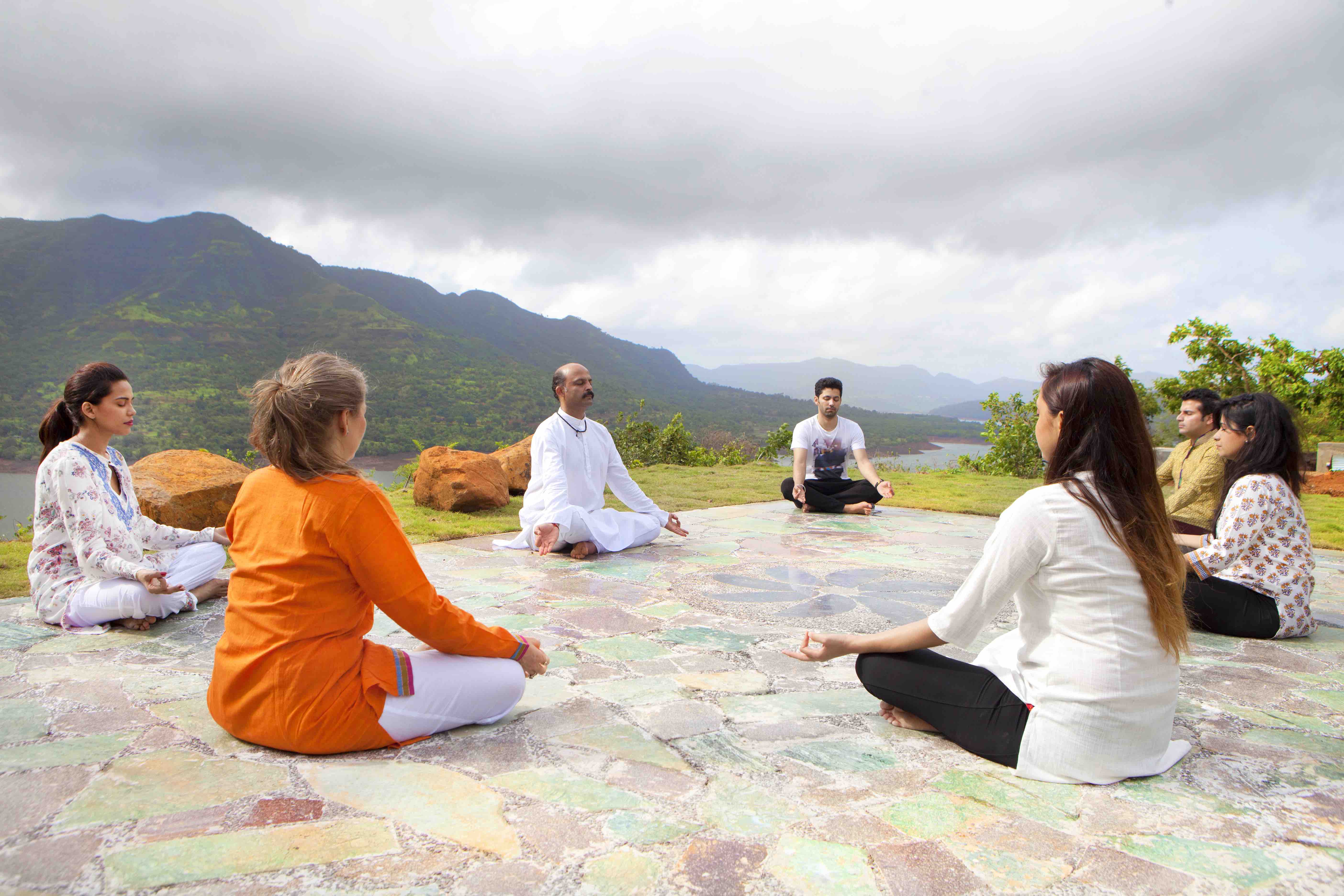 Йога в гималаях. Медитация ретрит. Медитация в горах. Ретрит в горах.
