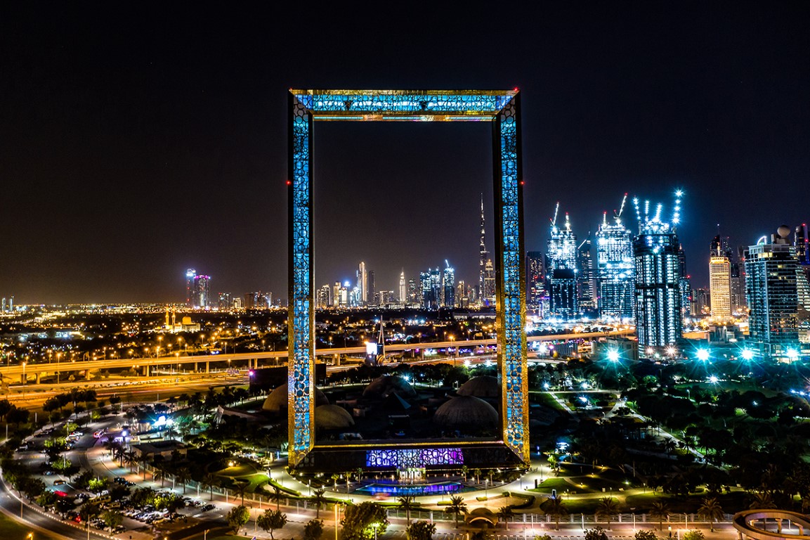 Dubai frame. Дубай сейчас. Город под стеклом Дубаи. Проект круговой башни в Дубае. Мегаполис в Дубаях down.